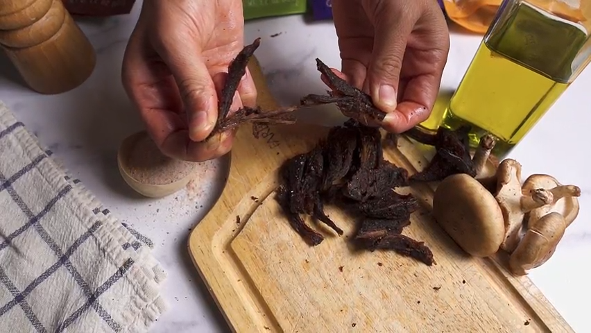 Curry- pan’s mushroom jerky